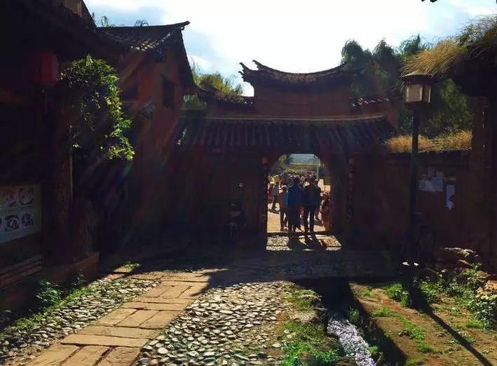 为什么旅途中的情侣或夫妇经常会吵架或打架呢？游戏画面